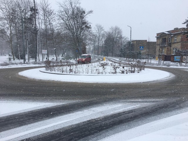 "Zima w Pleszewie znów zaskoczyła drogowców". Złe warunki na drogach w powiecie pleszewskim. Jak wygląda sytuacja na drogach?