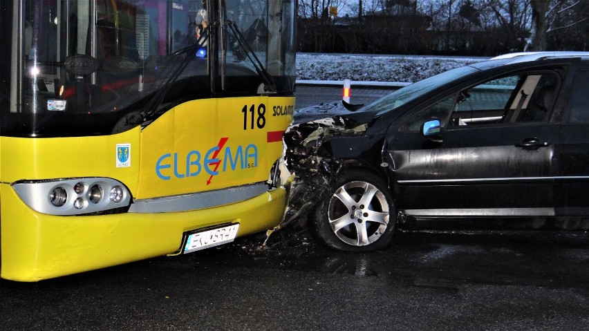 Do groźnego wypadku z udziałem autobusu miejskiego i samochodu osobowego doszło 1 lutego w Kutnie na ulicy Chrobrego