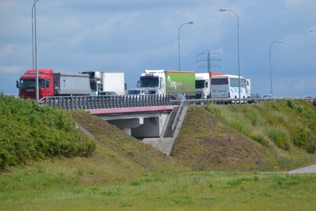 Stare Babki. Korek na trasie nr 7 powstał po wypadku na moście w Kiezmarku