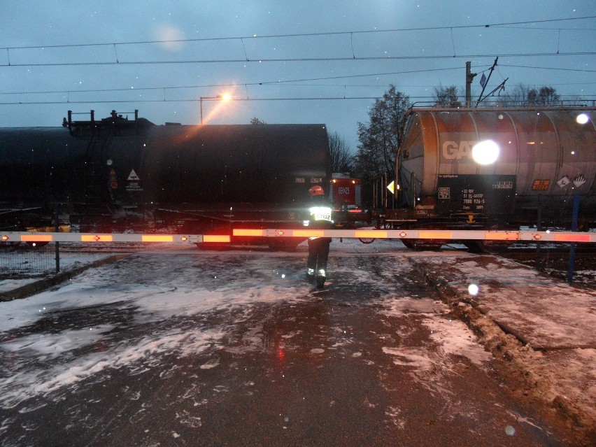 Zderzenie pociągów w Myszkowie. Utrudnienia potrwają również w sobotę [ZDJĘCIA]