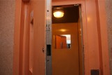 Poznań: Onanista w windzie. Przerażona mieszkanka uderzyła go w twarz