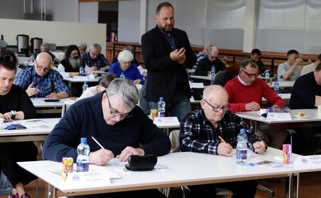 Rafał Rogowski z Pabianic (z lewej na pierwszym planie) zdobył tytuł szaradziarskiego mistrza Grudziądza