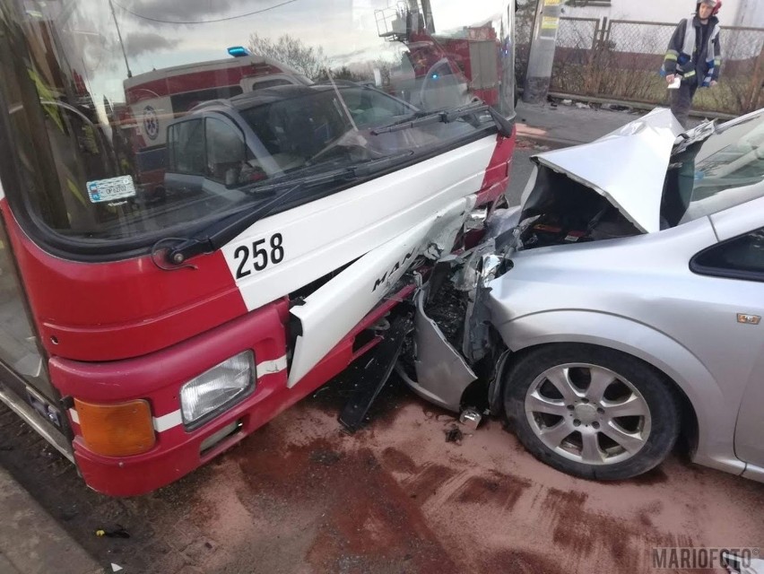 Wypadek na Oświęcimskiej w Opolu. Zderzyły się trzy pojazdy.