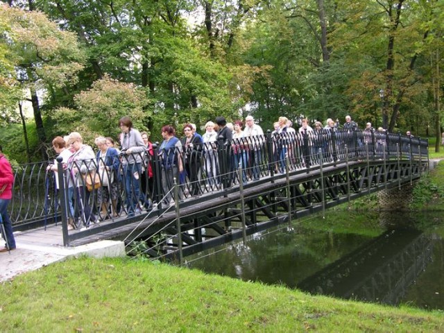 W niedzielę, 28 września, odbył się trzeci marsz seniorów w Skierniewicach. Tym razem seniorzy z kijkami nordic walking maszerowali po parku miejskim. Oprowadzał ich wiceprezydent Piotr Łyżeń oraz prezydent Leszek Trębski. Organizatorem marszu seniorów jest posłanka Dorota Rutkowska.