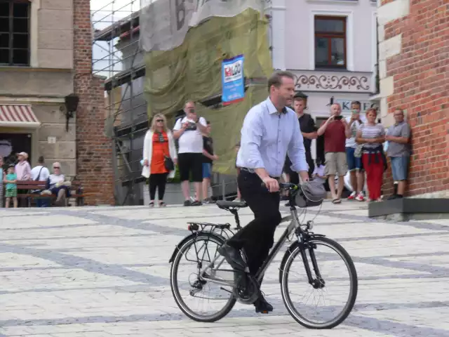 . Po płycie Rynku rowerem przejeżdżał ksiądz Mateusz Żmigrodzki - Artur Żmijewski.