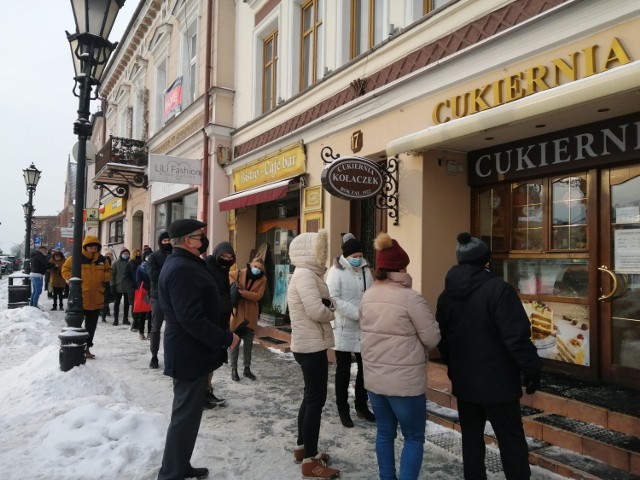 Kolejka po pączki w Tłusty Czwartek do Kołaczka w Oświęcimiu