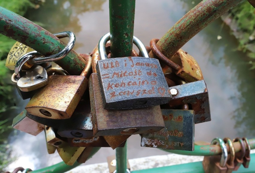 Coraz więcej kłódek na „moście zakochanych” w Starym Ogrodzie w Radomiu. Zobacz zdjęcia