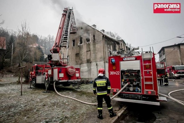 Pożar budynku wielorodzinnego przy ul. Legnickiej w Wałbrzychu spowodował 63-letni lokator, który ogrzewał rury z wodą opalarką elektryczną