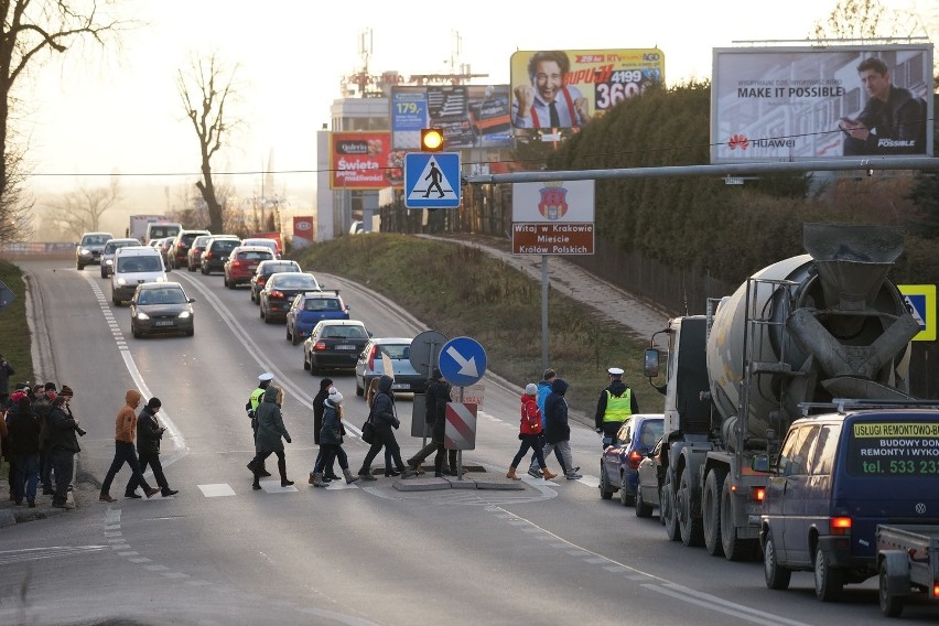 Kraków. Protest mieszkańców Górki Narodowej na al. 29 listopada [ZDJĘCIA, WIDEO]