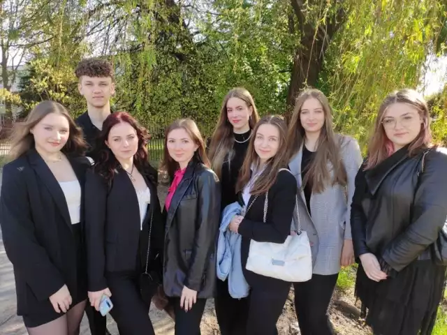 Maturzyści z klasy biologiczno - chemicznej IV Liceum Ogólnokształcącego imienia Tytusa Chałubińskiego chwilę przed wejściem na salę egzaminacyjną.