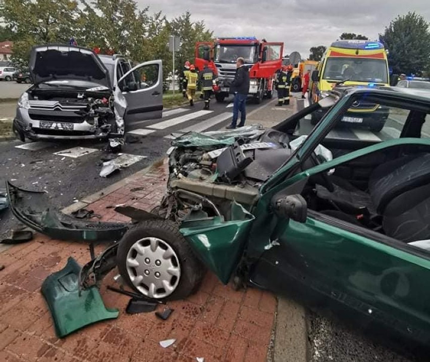 JENIN. Czołowe zderzenie dwóch samochodów na drodze wojewódzkiej 132. Na miejscu pogotowie, straż pożarna i policja