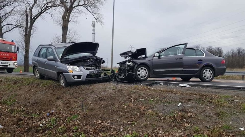 Wypadek na drodze między Legnicą, a Złotoryją. Są ranni [ZDJĘCIA] 