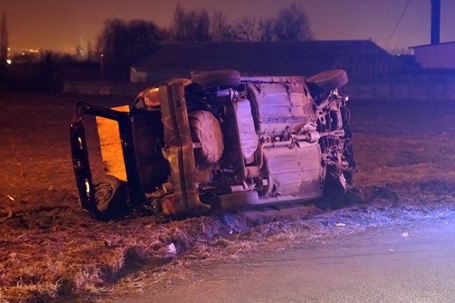 Wrak auta leżał przy ulicy Szerokiej