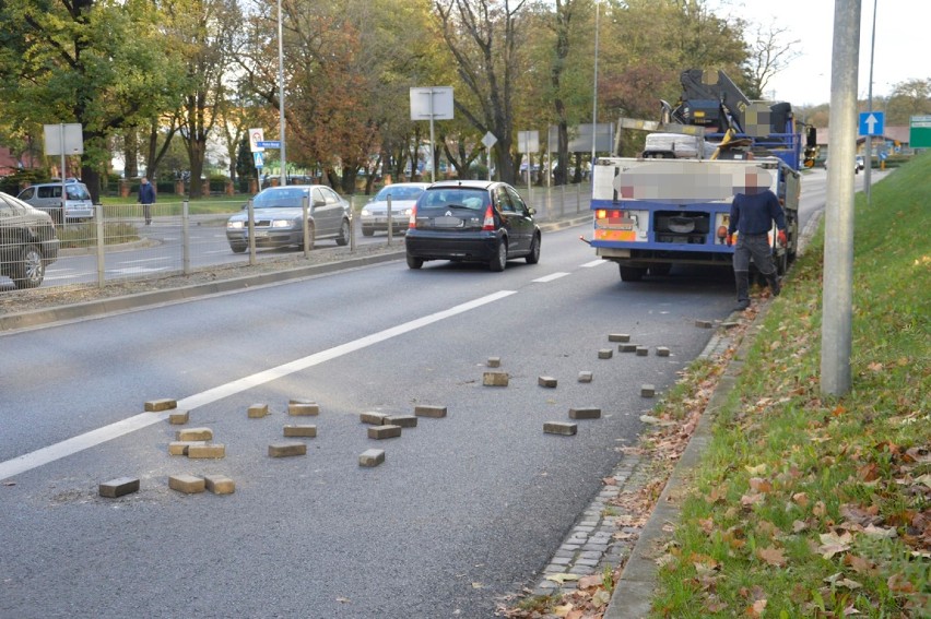 Kostka brukowa wysypała się z naczepy na drogę