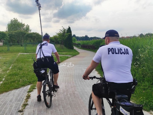 W Borach Tucholskich można spotkać dwuosobowe policyjne patrole na rowerach
