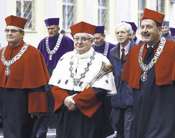 Na PŁ inauguracja roku rozpoczęła się od przemarszu władz uczelni i studentów pod pomnik prof. Stefanowskiego.