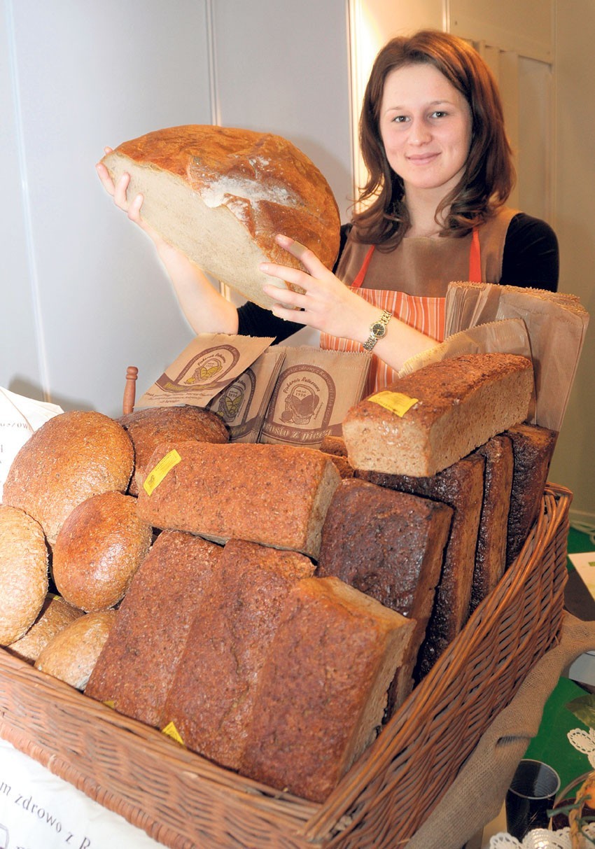 Olga Pasiak prezentuje chleb na zakwasie, wypiekany od 80...