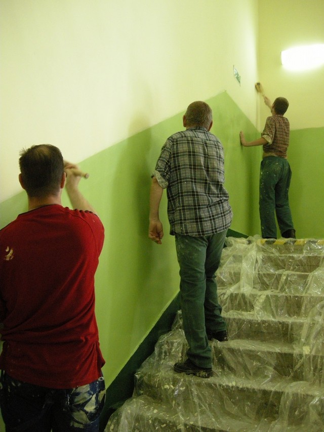 Skazani Aresztu Śledczego w Mysłowicach remontują sale przedszkoli i szkół.