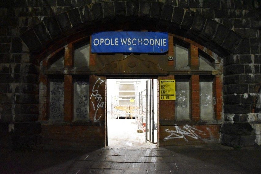 Kolejarze nadal pracują w rejonie stacji Opole Wschodnie,...