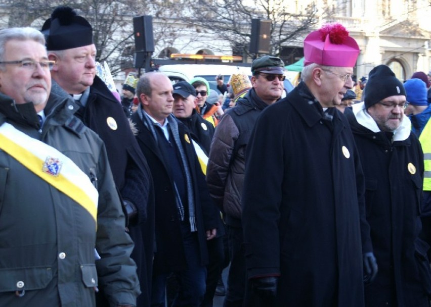 Orszak Trzech Króli podąża na Stary Rynek