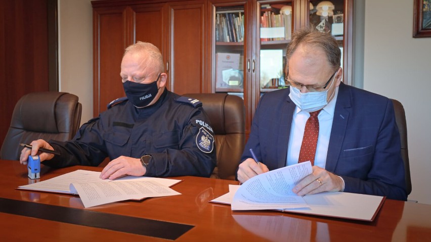 Więcej patroli policji na ulicach Radomska. Prezydent podpisał porozumienie w komendantem
