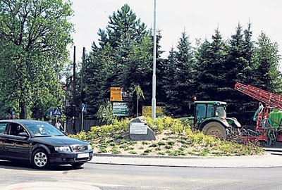 Rondo Pod Bocianem usprawniło ruch i stało się jeszcze jedną zieloną "dekoracją"  w Goczałkowicach