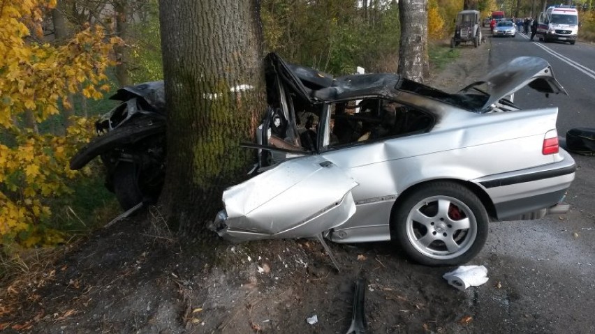 Wypadek Trzy Lipy. Samochód uderzył w drzewo