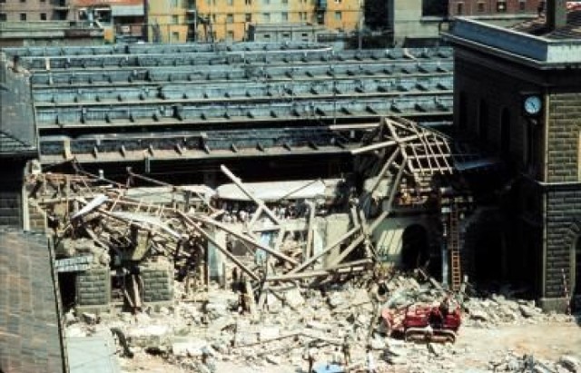 Zniszczony budynek dworca kolejowego w Bolonii po eksplozji (http://commons.wikimedia.org/wiki/File:Strage_di_bologna_002.jpg)