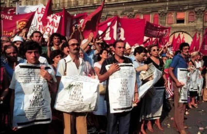 Marsz rodzin ofiar zamachu w dzień uroczystości żałobnych w...