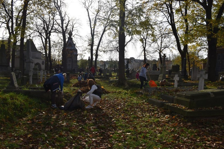 Wszystkich Świętych 2022. Wysprzątali cmentarz prawosławny w Kaliszu. ZDJĘCIA