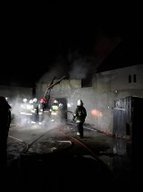 W nocy doszczętnie spłonął budynek w Ołoboku. Interweniowało 8 jednostek straży pożarnej