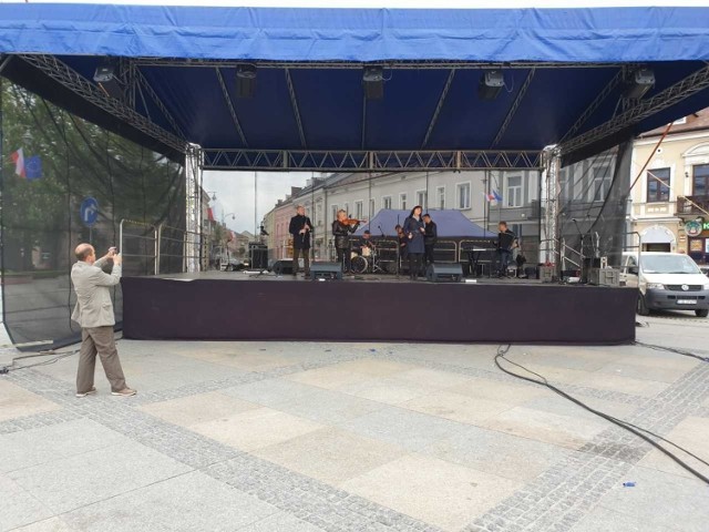 Czwartkowy koncert Kielce w Europie/Europa w Kielcach na kieleckim rynku.
