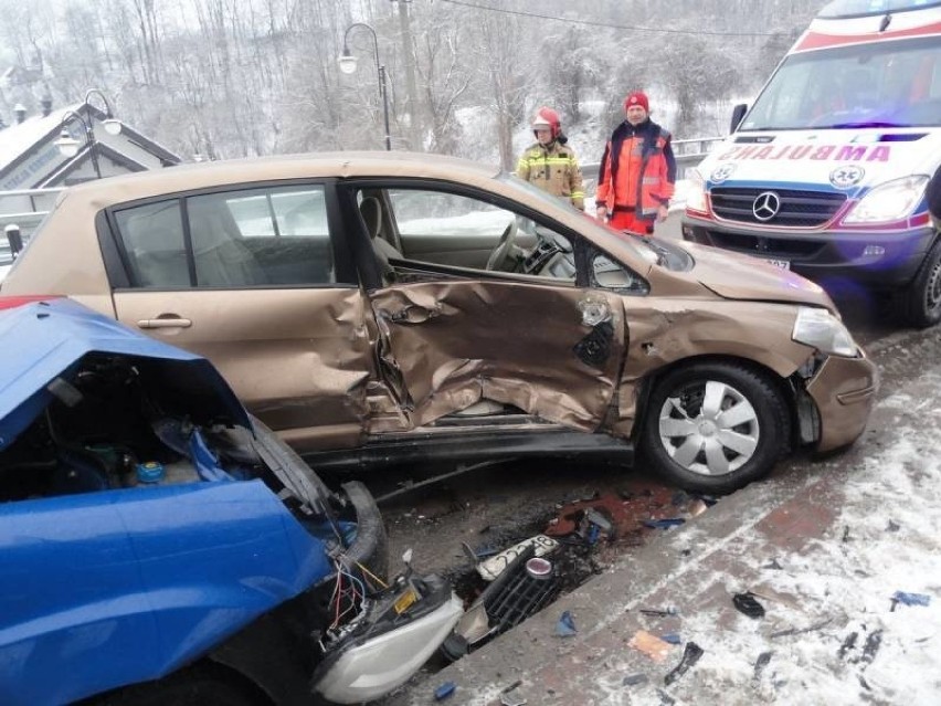 Stłuczka dwóch aut w Krynicy. Jedna osoba trafiła do szpitala