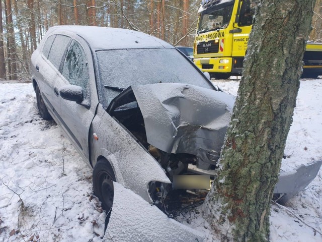 Wypadek w powiecie kołobrzeskim. Uwaga, ślisko na drogach