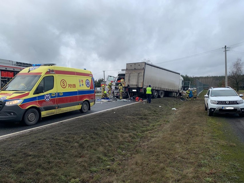 Wypadek z udziałem 2 ciężarówek i osobówki na obwodnicy Nowego Tomyśla [ZDJĘCIA]