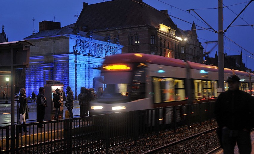 Światowy Dzień Wiedzy na Temat Autyzmu. Brama Wyżynna w Gdańsku podświetlona na niebiesko - ZDJĘCIA