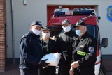 Pruszcz Gd. Strażacy z OSP przekazali maseczki pruszczańskiej komendzie. Policjanci będą je wręczać mieszkańcom podczas kontroli |ZDJĘCIA
