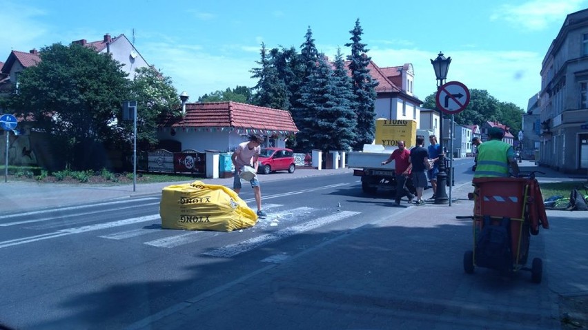 LESZNO: na ul. Marcinkowskiego z samochodu spadła paleta z materiałami budowlanymi [FOTO]