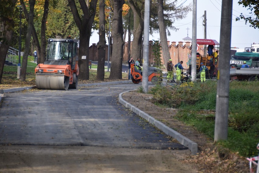 Wtorek. 9 października, godz. 14.31. Pracownicy...