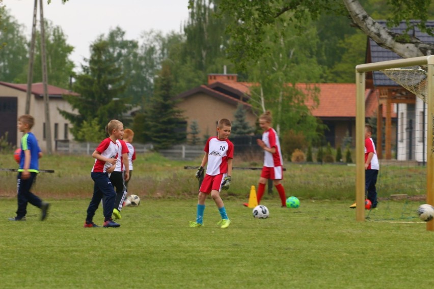 Młodzi piłkarze z Akademii Piłkarskiej KAO z Bonikowa znów trenują na murawie