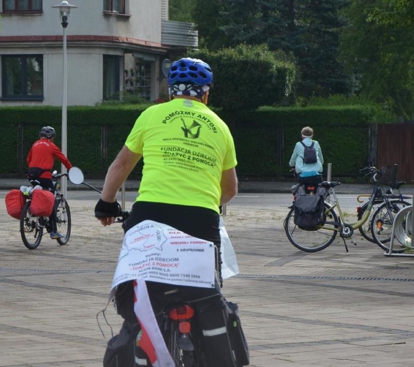 Kęty. Seniorzy wyruszyli na rowerach na wyprawę dookoła Polski. Będą zachęcać do pomocy dla chorej 7-latki [ZDJĘCIA]
