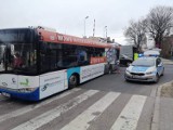 W Kołobrzegu pod autobusem zapadła się droga. Uwaga na utrudnienia! [ZDJĘCIA]