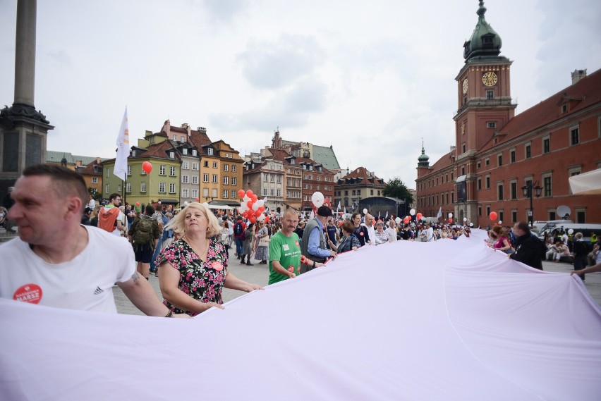 Narodowy Marsz dla Życia i Rodziny. Tłumy na Placu Zamkowym w Warszawie. "Dzieci przyszłością Polski"