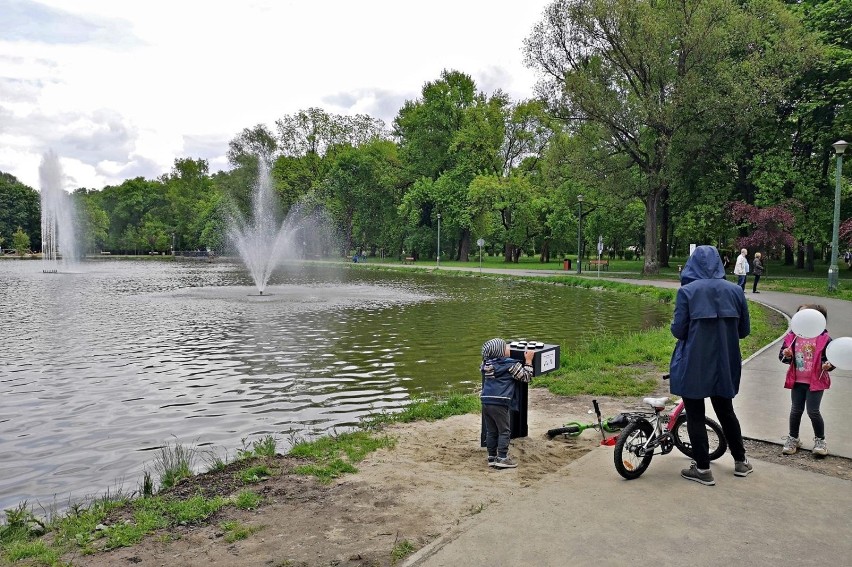 Kraków. Zalew Nowohucki coraz bardziej atrakcyjny. Trwa budowa boisk wielofunkcyjnych [ZDJĘCIA]