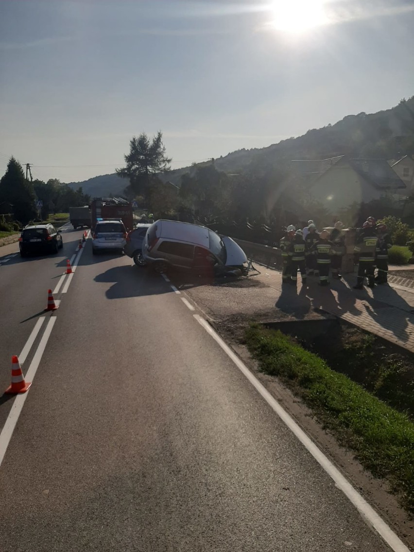 Wielka Wieś. Groźny wypadek na drodze wojewódzkiej. Czołowo zderzyły się dwa samochody. Jedna osoba poważnie ranna [ZDJĘCIA]