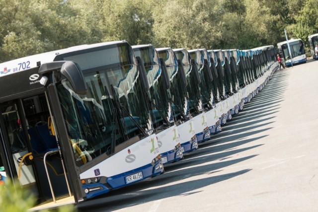 Po krakowskich drogach codziennie kursuje kilkaset autobusów. To one zawożą nas do pracy, szkoły, znajomych czy na zakupy. Każdy z pasażerów ma swoje upodobania co do tych pojazdów w zależności od komfortu podróży.
Zobaczcie, jakie autobusy wożą nas po Krakowie >>>