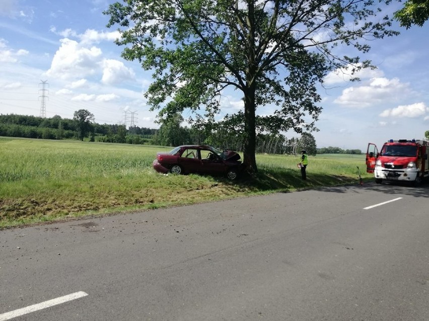 Na Rybnickiej samochód osobowy uderzył w drzewo