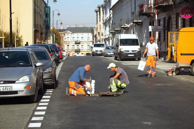 Trwa uzupełnianie oznakowania strefy płatnego parkowania na wyremontowanym odcinku ul. Siekiewicza