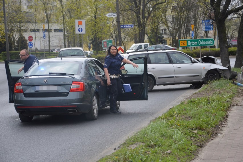 Auto roztrzaskało się o latarnię na dużym rondzie w Głogowie [ZDJĘCIA]