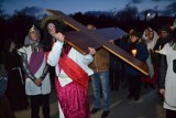 Droga Krzyżowa ulicami Kiełpina w modlitwie, skupieniu i z dreszczykiem emocji  ZDJĘCIA, WIDEO